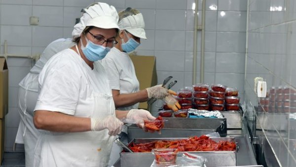 КАКВО МЕСО ЈЕДЕМО У СРБИЈИ? Шта све има у пљескавицама и ћевапима КАКВО МЕСО ЈЕДЕМО У СРБИЈИ? Шта све има у пљескавицама и ћевапима