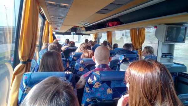 СРБИ КРЕНУЛИ НА ПРОДУЖЕНИ ВИКЕНД: Пуни аутобуси који воде пут Златибора и Златара СРБИ КРЕНУЛИ НА ПРОДУЖЕНИ ВИКЕНД: Пуни аутобуси који воде пут Златибора и Златара