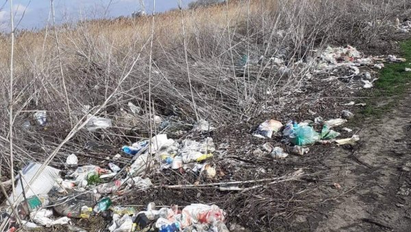 КО ТО РУЖИ ЕТНОГРАФСКИ МУЗЕЈ У ТОРКУ? Поново направљена дивља депонија у општини Житиште КО ТО РУЖИ ЕТНОГРАФСКИ МУЗЕЈ У ТОРКУ? Поново направљена дивља депонија у општини Житиште