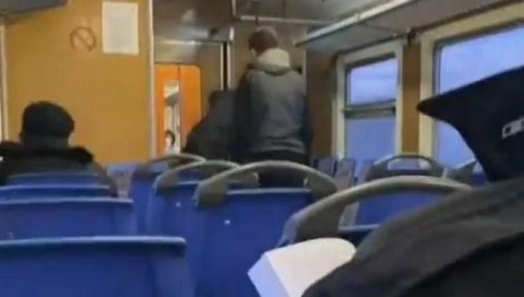 НЕВЕРОВАТНА СЦЕНА ИЗ БЕОГРАДСКОГ ПРЕВОЗА: Два дечака пију течност из дозера за дезинфекцију руку? (ВИДЕО) НЕВЕРОВАТНА СЦЕНА ИЗ БЕОГРАДСКОГ ПРЕВОЗА: Два дечака пију течност из дозера за дезинфекцију руку? (ВИДЕО)