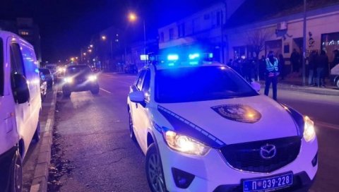 ПАДАЛИ ДИЛЕРИ ПО БЕОГРАДУ: Један ухапшен у таксију, двојицу полиција привела у парку ПАДАЛИ ДИЛЕРИ ПО БЕОГРАДУ: Један ухапшен у таксију, двојицу полиција привела у парку