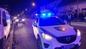 ПАДАЛИ ДИЛЕРИ ПО БЕОГРАДУ: Један ухапшен у таксију, двојицу полиција привела у парку ПАДАЛИ ДИЛЕРИ ПО БЕОГРАДУ: Један ухапшен у таксију, двојицу полиција привела у парку