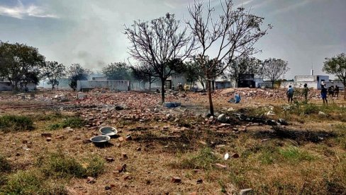 НИЗ ЕКСПЛОЗИЈА У ФАБРИЦИ: Погинуло најмање 19 особа, повређено 34 (ВИДЕО) НИЗ ЕКСПЛОЗИЈА У ФАБРИЦИ: Погинуло најмање 19 особа, повређено 34 (ВИДЕО)