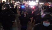ХАОС НА УЛИЦАМА ЊУЈОРКА: Сукобили се полиција и демонстранти, повређене три особе (ВИДЕО) ХАОС НА УЛИЦАМА ЊУЈОРКА: Сукобили се полиција и демонстранти, повређене три особе (ВИДЕО)