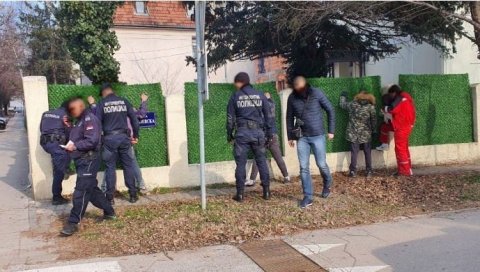 ТУЧА НАСРЕД УЛИЦЕ У НОВОМ САДУ: Полиција привела младиће након инцидента, интервенисала и Хитна помоћ ТУЧА НАСРЕД УЛИЦЕ У НОВОМ САДУ: Полиција привела младиће након инцидента, интервенисала и Хитна помоћ