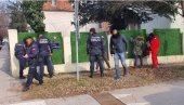ТУЧА НАСРЕД УЛИЦЕ У НОВОМ САДУ: Полиција привела младиће након инцидента, интервенисала и Хитна помоћ