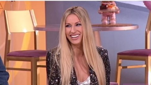 RADA MANOJLOVIĆ PRIZNALA: Imam “izazovne” fotke u telefonu RADA MANOJLOVIĆ PRIZNALA: Imam “izazovne” fotke u telefonu