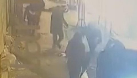 (УЗНЕМИРУЈУЋЕ) ЈЕЗИВИ СНИМАК ЛИКВИДАЦИЈЕ У КРАГУЈЕВЦУ: Убица изрешетао Николу, па га оверио! (ВИДЕО) (УЗНЕМИРУЈУЋЕ) ЈЕЗИВИ СНИМАК ЛИКВИДАЦИЈЕ У КРАГУЈЕВЦУ: Убица изрешетао Николу, па га оверио! (ВИДЕО)
