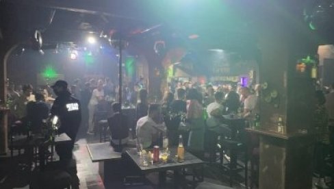 КАО ДА СЕ НИШТА НЕ ДЕШАВА У ДРЖАВИ Начелник комуналне милиције - 700 људи на журци у Абердаревој улици! КАО ДА СЕ НИШТА НЕ ДЕШАВА У ДРЖАВИ Начелник комуналне милиције - 700 људи на журци у Абердаревој улици!