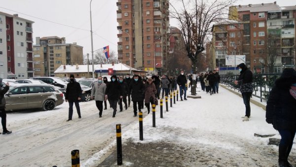 ГЛАСАЛИ РАКИЋ И СИМИЋ: Представници Српске листе позвали грађане да искористе своје бирачко право (ФОТО) ГЛАСАЛИ РАКИЋ И СИМИЋ: Представници Српске листе позвали грађане да искористе своје бирачко право (ФОТО)