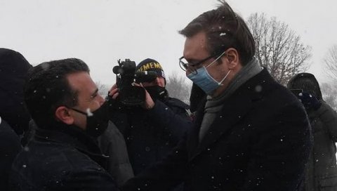 ОВО НИКАДА НЕЋЕМО ЗАБОРАВИТИ: Заев не крије захвалност - Српски народ одваја од својих вакцина и даје нама ОВО НИКАДА НЕЋЕМО ЗАБОРАВИТИ: Заев не крије захвалност - Српски народ одваја од својих вакцина и даје нама