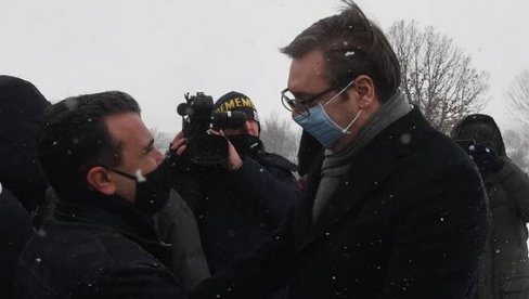 ОВО НИКАДА НЕЋЕМО ЗАБОРАВИТИ: Заев не крије захвалност - Српски народ одваја од својих вакцина и даје нама ОВО НИКАДА НЕЋЕМО ЗАБОРАВИТИ: Заев не крије захвалност - Српски народ одваја од својих вакцина и даје нама