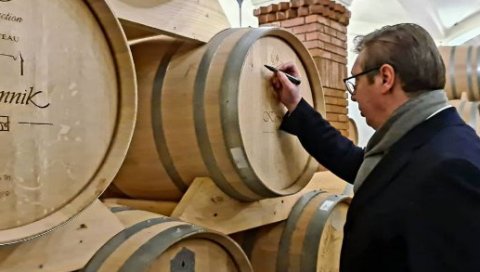 ПРЕДСЕДНИК ВУЧИЋ СЕ ЗАХВАЛИО НА ГОСТОПРИМСТВУ ЗОРАНУ ЗАЕВУ: Уживали смо у добром вину и договарали заједничке пројекте (ФОТО) ПРЕДСЕДНИК ВУЧИЋ СЕ ЗАХВАЛИО НА ГОСТОПРИМСТВУ ЗОРАНУ ЗАЕВУ: Уживали смо у добром вину и договарали заједничке пројекте (ФОТО)