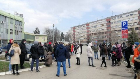 НОВИ ПРОТЕСТ У МЛАДЕНОВЦУ: Грађани незадовољни радом Дома здравља НОВИ ПРОТЕСТ У МЛАДЕНОВЦУ: Грађани незадовољни радом Дома здравља