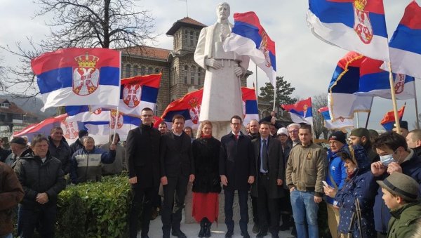 ПРИНЦ ФИЛИП ОДАО ПОЧАСТ СЛАВНОМ ПРЕТКУ: Уочи Сретења млади Карађорђевић се поклонио сенима вожда и устаника (ФОТО) ПРИНЦ ФИЛИП ОДАО ПОЧАСТ СЛАВНОМ ПРЕТКУ: Уочи Сретења млади Карађорђевић се поклонио сенима вожда и устаника (ФОТО)