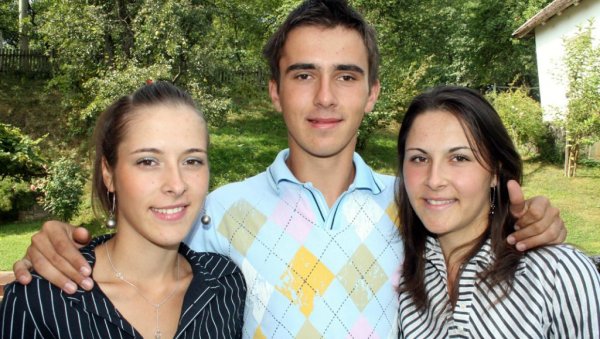 ВАЉЕВСКЕ ТРОЈКЕ УШЛЕ У АНАЛЕ МАШИНСКОГ: Мастер дипломе Анке, Анђелке и Стојана Влајковића из Станине Реке по много чему јединствене ВАЉЕВСКЕ ТРОЈКЕ УШЛЕ У АНАЛЕ МАШИНСКОГ: Мастер дипломе Анке, Анђелке и Стојана Влајковића из Станине Реке по много чему јединствене