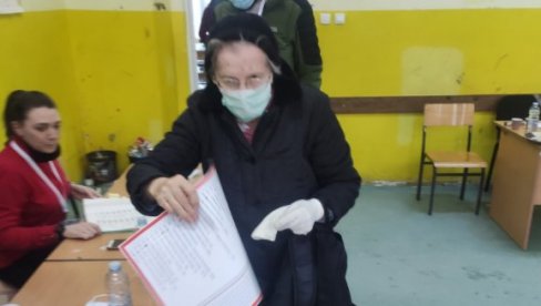 STARA MAJKA SE NE PREDAJE, TO NIKADA NIJE OPCIJA: Majka poslanika Marića glasala u 80 godini za Srpsku listu (FOTO) STARA MAJKA SE NE PREDAJE, TO NIKADA NIJE OPCIJA: Majka poslanika Marića glasala u 80 godini za Srpsku listu (FOTO)