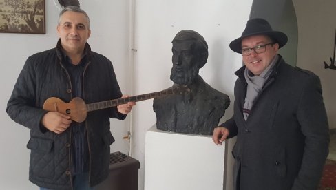 UZ NJU PESME PISAO GRČIĆ MILENKO: U Zavičajnom muzeju u Čereviću pronađena verovatno najstarija tambura na nekadašnjem prostoru Panonije UZ NJU PESME PISAO GRČIĆ MILENKO: U Zavičajnom muzeju u Čereviću pronađena verovatno najstarija tambura na nekadašnjem prostoru Panonije
