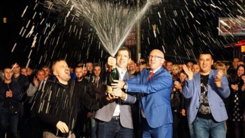 PODRŠKA SRPSKOJ LISTI: Marko Đurić zadovoljan izlaskom naših sunarodnika na izbore (FOTO) PODRŠKA SRPSKOJ LISTI: Marko Đurić zadovoljan izlaskom naših sunarodnika na izbore (FOTO)