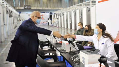 ВЕСИЋ О ВАКЦИНАЦИЈИ: Данас вакцинисан 400.000 Београђанин, стигли смо на 28 одсто пунолетних ВЕСИЋ О ВАКЦИНАЦИЈИ: Данас вакцинисан 400.000 Београђанин, стигли смо на 28 одсто пунолетних