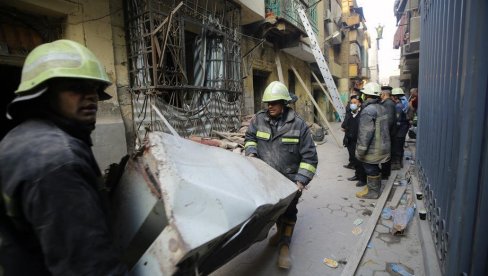 SRUŠILA SE STAMBENA ZGRADA: Poginulo najmanje sedam osoba, spasioci pretražuju ruševine SRUŠILA SE STAMBENA ZGRADA: Poginulo najmanje sedam osoba, spasioci pretražuju ruševine