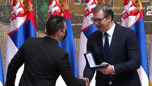 ВУЧИЋ УРУЧИО СРЕТЕЊСКА ПРИЗНАЊА: Данас је дан када се рађала Србија, морамо рећи хвала јунацима нашег доба (ВИДЕО) ВУЧИЋ УРУЧИО СРЕТЕЊСКА ПРИЗНАЊА: Данас је дан када се рађала Србија, морамо рећи хвала јунацима нашег доба (ВИДЕО)