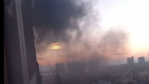 ЦРНИ ДИМ ШИРИО СЕ ЗЕМУНОМ: Пожар у Вртларској улици, 16 ватрогасаца се борило са ватреном ситихијом (ФОТО) ЦРНИ ДИМ ШИРИО СЕ ЗЕМУНОМ: Пожар у Вртларској улици, 16 ватрогасаца се борило са ватреном ситихијом (ФОТО)