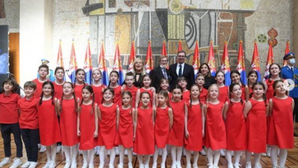 МАЛИШАНИ КОЈИ СУ ОДУШЕВИЛИ СРБИЈУ: Председник Вучић се фотографисао са члановима хора Чаролија (ФОТО) МАЛИШАНИ КОЈИ СУ ОДУШЕВИЛИ СРБИЈУ: Председник Вучић се фотографисао са члановима хора Чаролија (ФОТО)