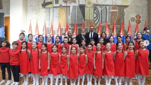 МАЛИШАНИ КОЈИ СУ ОДУШЕВИЛИ СРБИЈУ: Председник Вучић се фотографисао са члановима хора Чаролија (ФОТО) МАЛИШАНИ КОЈИ СУ ОДУШЕВИЛИ СРБИЈУ: Председник Вучић се фотографисао са члановима хора Чаролија (ФОТО)