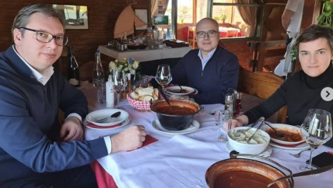 РАДНО И НА ПРАЗНИК, ВЕЛИКИ ПЛАНОВИ У ЧАРДИ НА ДУНАВУ: Председник објавио фотографију са премијерком и градоначелником Новог Сада (ФОТО) РАДНО И НА ПРАЗНИК, ВЕЛИКИ ПЛАНОВИ У ЧАРДИ НА ДУНАВУ: Председник објавио фотографију са премијерком и градоначелником Новог Сада (ФОТО)