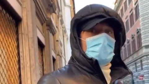 ЛЕГЕНДА РОМЕ МИРНО ШЕТАЛА ГРАДОМ: Да Тоти није носио маску на улицама Рима би настао хаос (ВИДЕО) ЛЕГЕНДА РОМЕ МИРНО ШЕТАЛА ГРАДОМ: Да Тоти није носио маску на улицама Рима би настао хаос (ВИДЕО)