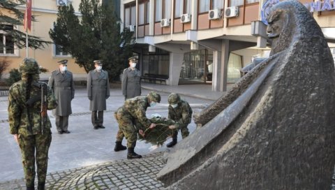 ПРАЗНИК СВЕТЛОГ ПЕРИОДА ИСТОРИЈЕ СРБИЈЕ: Полагањем цвећа на споменик проти Матеји обележен Дан државности у Ваљеву ПРАЗНИК СВЕТЛОГ ПЕРИОДА ИСТОРИЈЕ СРБИЈЕ: Полагањем цвећа на споменик проти Матеји обележен Дан државности у Ваљеву