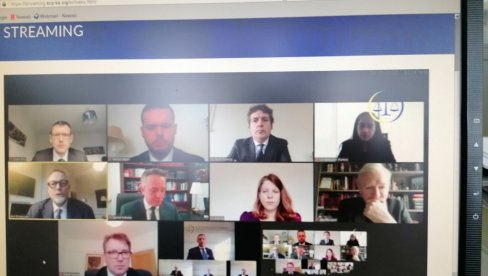 ТРЕЋА СТАТУСНА КОНФЕРЕНЦИЈА У ХАГУ - Тужилац Смит: Одбрана се служи претњама и запаљивим језиком, застрашивање сведока реалност у процесу ТРЕЋА СТАТУСНА КОНФЕРЕНЦИЈА У ХАГУ - Тужилац Смит: Одбрана се служи претњама и запаљивим језиком, застрашивање сведока реалност у процесу