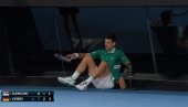 NOVAKOV ŠOU U TREĆEM SETU: Sedeo na betonu, pa iskalio bes na reketu (VIDEO) NOVAKOV ŠOU U TREĆEM SETU: Sedeo na betonu, pa iskalio bes na reketu (VIDEO)