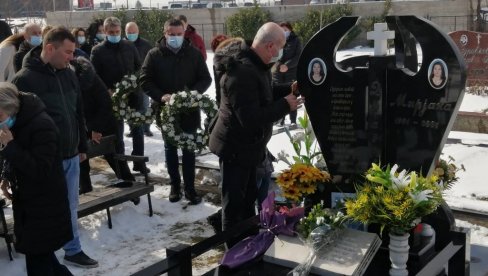 „ЈОШ ПАМТИМ СВАКИ ДЕТАЉ, МИРИС ДИМА, ТЕЛА ПОГИНУЛИХ И РАЊЕНИХ“ - У Лапљем селу одржан помен жртвама напада на аутобус Ниш експреса „ЈОШ ПАМТИМ СВАКИ ДЕТАЉ, МИРИС ДИМА, ТЕЛА ПОГИНУЛИХ И РАЊЕНИХ“ - У Лапљем селу одржан помен жртвама напада на аутобус Ниш експреса