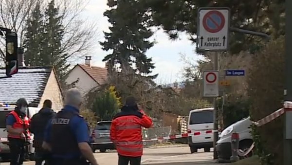 ОВДЕ ЈЕ БРУТАЛНО УБИЈЕНА СРПКИЊА (32): Први снимци из Швајцарске, полиција опколила зграду (ФОТО/ВИДЕО) ОВДЕ ЈЕ БРУТАЛНО УБИЈЕНА СРПКИЊА (32): Први снимци из Швајцарске, полиција опколила зграду (ФОТО/ВИДЕО)