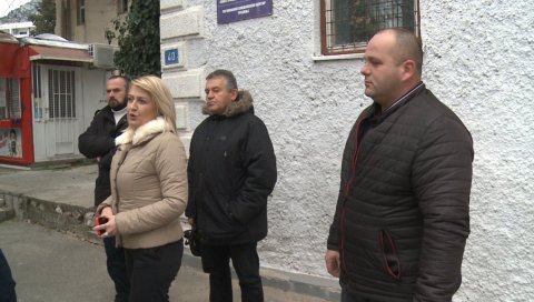 КОМУС НА КОЛЕНИМА! Комунална предузећа у Херцеговини радницима дугују више плата, због чега запослени све чешће штрајкују КОМУС НА КОЛЕНИМА! Комунална предузећа у Херцеговини радницима дугују више плата, због чега запослени све чешће штрајкују