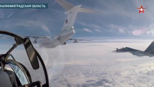 ЛОВАЦ И БОМБАРДЕР НА 5.000 МЕТАРА: Погледајте како Су-24 и Су-30СМ допуњују гориво при брзини од 500 километара на сат (ВИДЕО) ЛОВАЦ И БОМБАРДЕР НА 5.000 МЕТАРА: Погледајте како Су-24 и Су-30СМ допуњују гориво при брзини од 500 километара на сат (ВИДЕО)