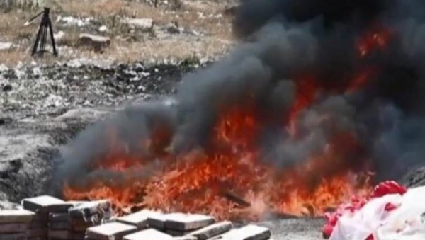 ПОГЛЕДАЈТЕ КАКО ГОРИ ТОНА И ПО КОКАИНА: Наоружана полиција уништила огромну количину наркотика у Хондурасу (ВИДЕО) ПОГЛЕДАЈТЕ КАКО ГОРИ ТОНА И ПО КОКАИНА: Наоружана полиција уништила огромну количину наркотика у Хондурасу (ВИДЕО)