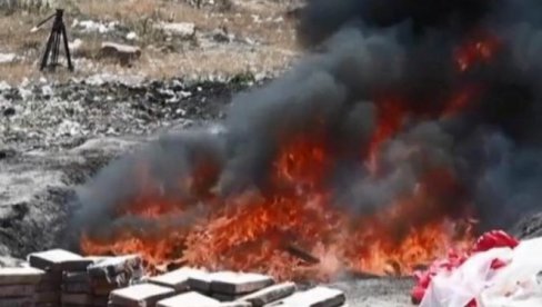 ПОГЛЕДАЈТЕ КАКО ГОРИ ТОНА И ПО КОКАИНА: Наоружана полиција уништила огромну количину наркотика у Хондурасу (ВИДЕО) ПОГЛЕДАЈТЕ КАКО ГОРИ ТОНА И ПО КОКАИНА: Наоружана полиција уништила огромну количину наркотика у Хондурасу (ВИДЕО)