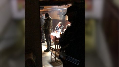 СВИРКА УЖИВО, ГОСТИ ПОСЛЕ 23 ЧАСА: Инспекција открила корона журку на Новом Београду, кафана радила “на дивље”! (ФОТО) СВИРКА УЖИВО, ГОСТИ ПОСЛЕ 23 ЧАСА: Инспекција открила корона журку на Новом Београду, кафана радила “на дивље”! (ФОТО)