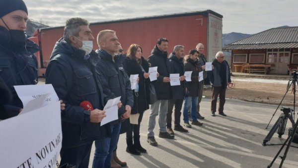 ЗБОГ ЗАБРАНЕ ПРОЛАСКА ЕКИПИ РТС: Протест представника медија на Јарињу (ВИДЕО) ЗБОГ ЗАБРАНЕ ПРОЛАСКА ЕКИПИ РТС: Протест представника медија на Јарињу (ВИДЕО)