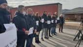 ZBOG ZABRANE PROLASKA EKIPI RTS: Protest predstavnika medija na Jarinju (VIDEO) ZBOG ZABRANE PROLASKA EKIPI RTS: Protest predstavnika medija na Jarinju (VIDEO)