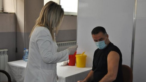ГРАДОНАЧЕЛНИК НОВОГ ПАЗАРА ПРИМИО ВАКЦИНУ: Бишевац својим примером позвао суграђане да се вакцинишу ГРАДОНАЧЕЛНИК НОВОГ ПАЗАРА ПРИМИО ВАКЦИНУ: Бишевац својим примером позвао суграђане да се вакцинишу
