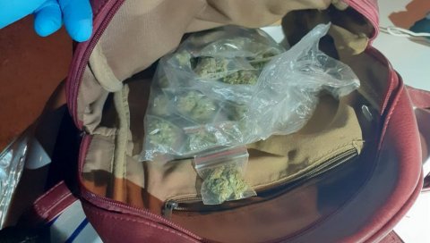 ЗАПЛЕЊЕНА ДРОГА: Полиција ухапсила пет особа због наркотика ЗАПЛЕЊЕНА ДРОГА: Полиција ухапсила пет особа због наркотика