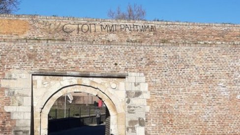 ВАНДАЛИ ИШАРАЛИ КАЛЕМЕГДАН: Натпис Стоп мигрантима освануо на врху једне од капија Београдске тврђаве ВАНДАЛИ ИШАРАЛИ КАЛЕМЕГДАН: Натпис Стоп мигрантима освануо на врху једне од капија Београдске тврђаве