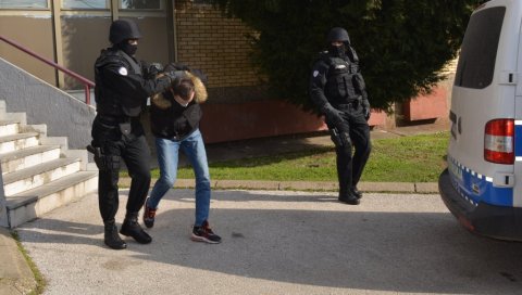 УХАПСИЛИ ДВОЈИЦУ РАЗБОЈНИКА: Успешна акција припадника Бијељинске полиције (ФОТО) УХАПСИЛИ ДВОЈИЦУ РАЗБОЈНИКА: Успешна акција припадника Бијељинске полиције (ФОТО)