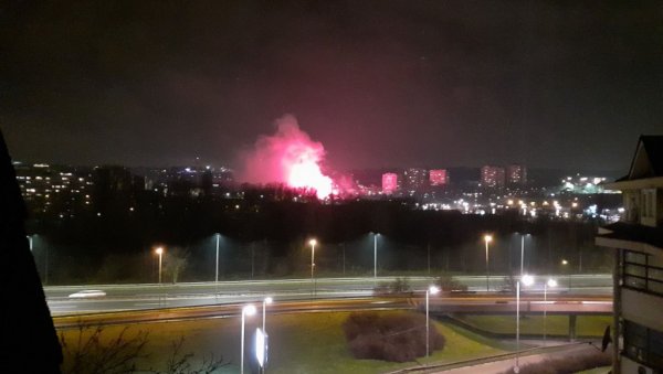 ГОРИ НА МАРАКАНИ: После ударца навијачи запалили бакље (ФОТО/ВИДЕО) ГОРИ НА МАРАКАНИ: После ударца навијачи запалили бакље (ФОТО/ВИДЕО)