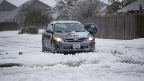 TEMPERATURE ĆE IĆI I DO -35: Ledena oluja odnela 21 život, milioni Teksašana bez struje i grejanja TEMPERATURE ĆE IĆI I DO -35: Ledena oluja odnela 21 život, milioni Teksašana bez struje i grejanja