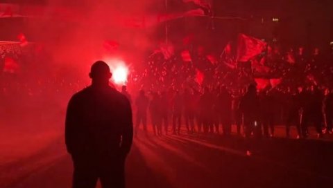СТАНКОВИЋ У ПРВОМ ПЛАНУ: Тренер певао са играчима, док су навијачи прескакали ограду, палили бакље (ВИДЕО) СТАНКОВИЋ У ПРВОМ ПЛАНУ: Тренер певао са играчима, док су навијачи прескакали ограду, палили бакље (ВИДЕО)